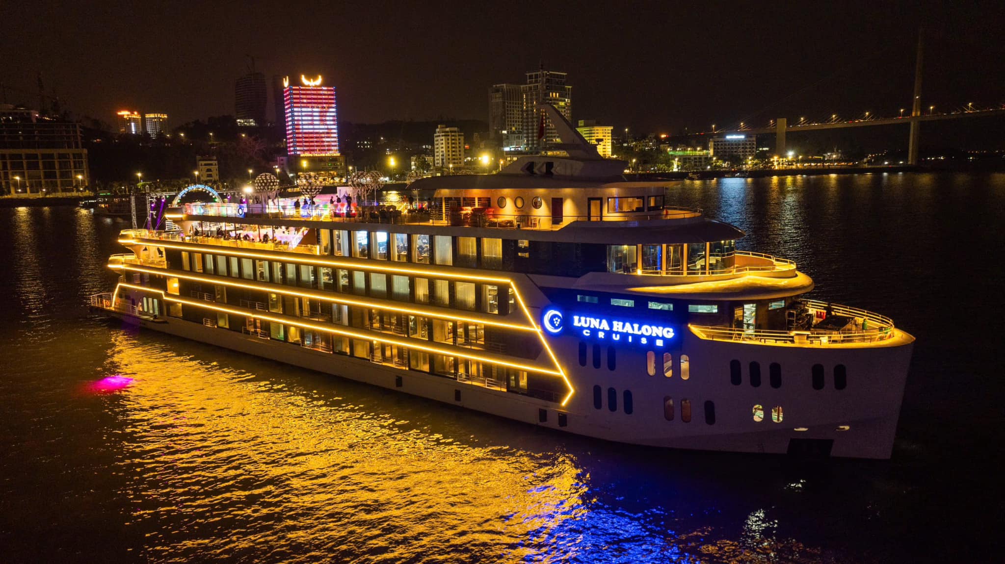 Du thuyền Luna Hạ Long Cruise ăn tối và giải trí