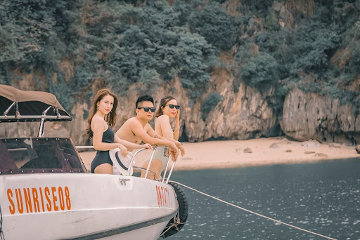 Cho thuê Cano tham quan vịnh Hạ Long