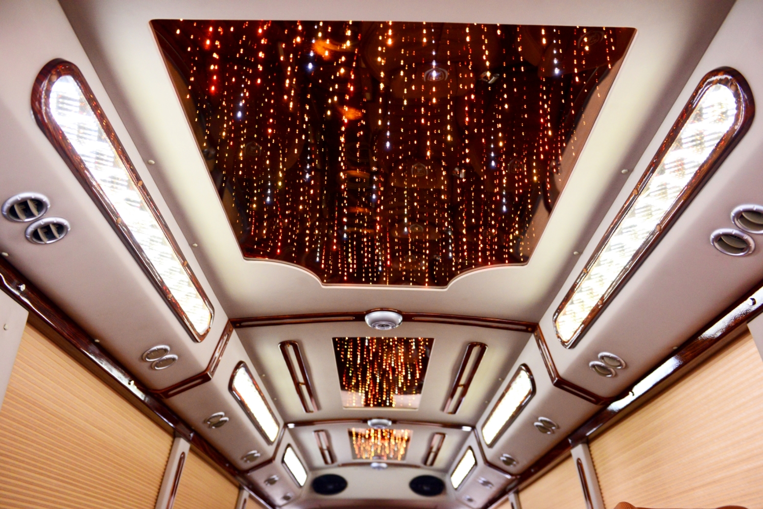 Thuê xe 18 chỗ giá rẻ tại Hà Nội